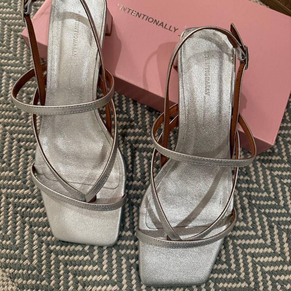 Intentionally Blank Pup Sandals Size 39 - Picture 5 of 13